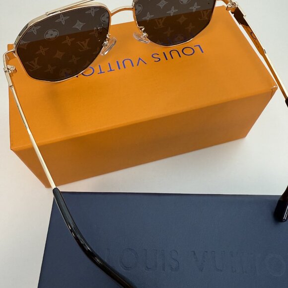 Louis Vuitton  Geometric Sunglasses with Bold Frames Unisex - Picture 4 of 7